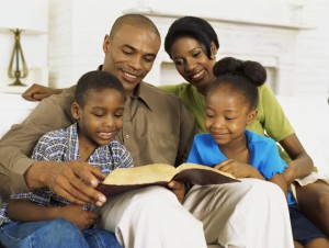Famiglia legge la Bibbia