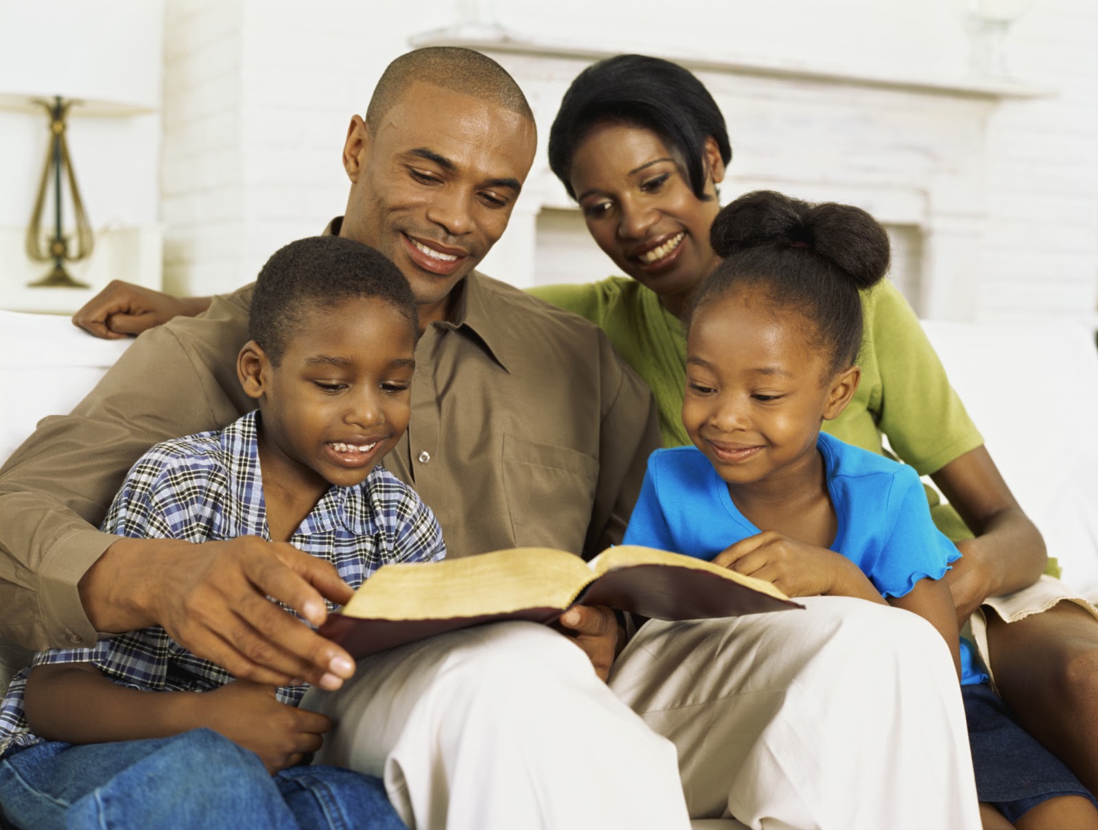 la Famiglia legge la Bibbia
