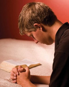 mormone-giovani-uomo-pregando-scritture