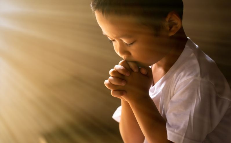 Le preghiere ci connettono al Padre Celeste: ma come dobbiamo pregare?