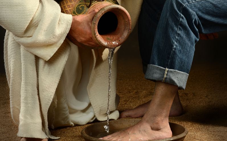 Durante l’ultima cena, Gesù lavò i piedi ai suoi discepoli