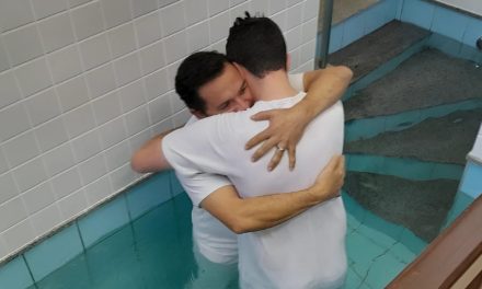 Un nuovo inizio: due giovani si commuovono fino alle lacrime per il loro battesimo