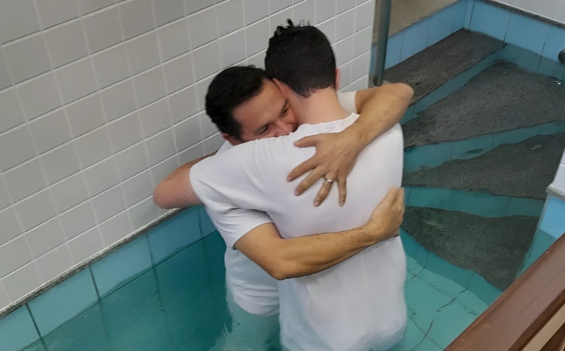 Un nuovo inizio: due giovani si commuovono fino alle lacrime per il loro battesimo